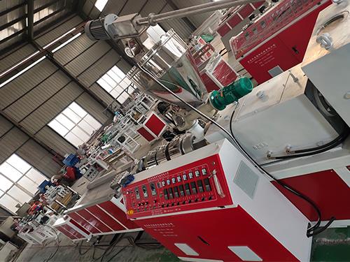 PE管材生產(chǎn)線(xiàn)主要有七部分組成